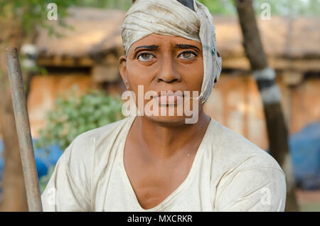 Un gros plan/close-up de la face d'un réalisme/terre cuite statue en terre cuite d'un Indien à Shilparamam arts & crafts village de Hyderabad, en Inde. Banque D'Images