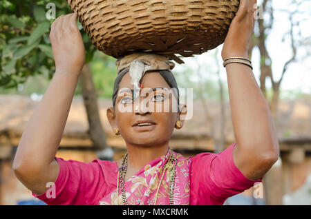 Un gros plan/photographie du gros plan d'un son réaliste/terre cuite statue en terre cuite d'une Indienne à Shilparamam arts & crafts village de Hyderabad, en Inde. Banque D'Images