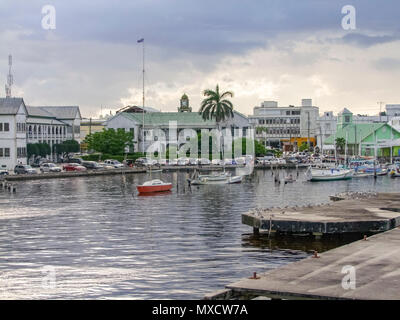 Vue magnifique au bord de l'eau à Belize City, la capitale du Belize en Amérique centrale à temps le soir Banque D'Images