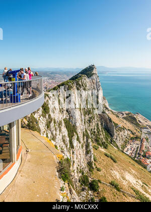 Gibraltar, Royaume-Uni - Mai 18, 2017 : les touristes et les singes de Barbarie sur la plate-forme d'observation avec la roche et le littoral espagnol à l'arrière, Gibraltar, United Banque D'Images