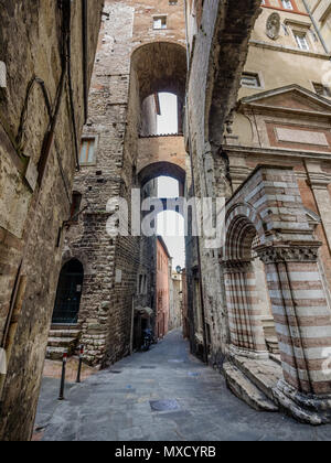 Rues étroites et d'arcs à Pérouse, Ombrie Italie Banque D'Images