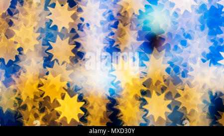 Bokeh magnifique faite de lumières floues orange chaud sous forme de soleils sur fond bleu, la technique photo spécial Banque D'Images