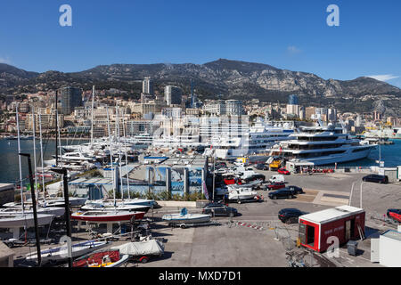 Principauté de Monaco, les yachts et voiliers dans le Port Hercule sur Mer Méditerranée, Monte Carlo dans l'arrière-plan Banque D'Images