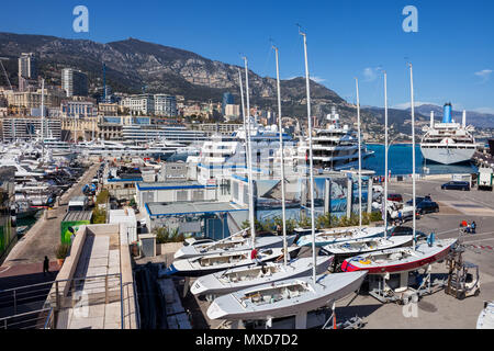 Monaco principauté, bateaux à voile en cale sèche et de yachts dans le Port Hercule sur la Mer Méditerranée Banque D'Images