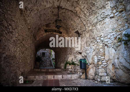 Eze Village médiéval en France, ancien bâtiment en pierre avec passage voûté Banque D'Images