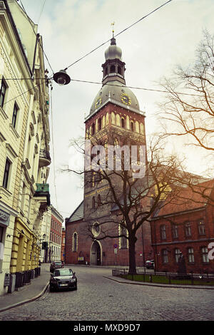 Riga, Lettonie. Cathédrale luthérienne évangélique, Rigas Doms à Riga. Retro Vintage style. Banque D'Images