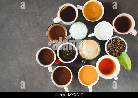 Différents types de café dans des gobelets sur la table sombre, vue du dessus avec l'exemplaire de l'espace pour votre texte Banque D'Images