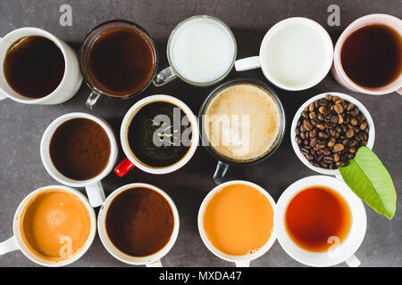 Différents types de café dans des gobelets sur la table sombre, vue du dessus Banque D'Images