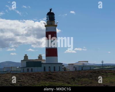 19thc phare actif et keepers cottages Point d'Ayre sur place plus au nord à l'île de Man, conçue et construite par Robert Stevenson allumé pour la première fois en 181 Banque D'Images