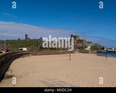 Afficher le long de la plage de sable propre vers l'impressionnant château de Peel sur St Patrick's Isle sur une belle journée de mai à l'île de Man Banque D'Images