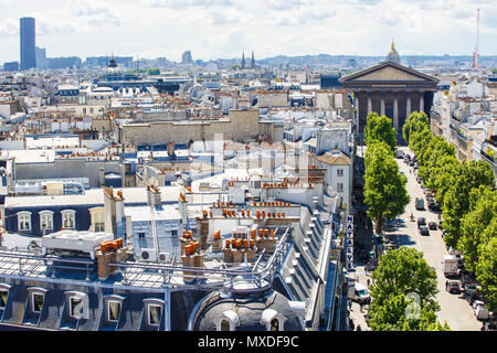 Paris, France - 20 mai 2015 : vue de la rue Tronchet , Église de Sainte Marie Madeleine et de la tour Eiffel Banque D'Images