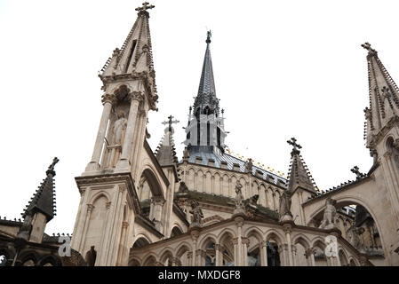 Photo couleur de la façade arrière de la cathédrale de Reims en France. Goules, sculptures, et des arches en pierre. Vitrail. Cathédrale des Rois de France Banque D'Images