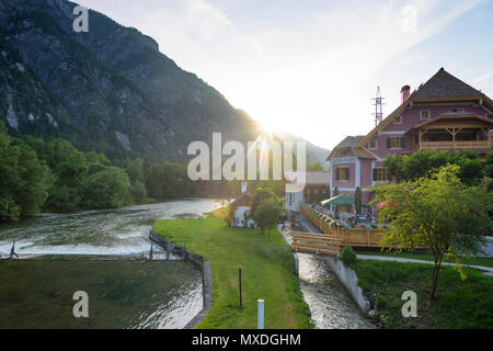 Bad Goisern am Hallstättersee : rivière Traun, dans Steegwirt restaurant Steeg en Autriche, Niederösterreich, Autriche supérieure, Salzkammergut Banque D'Images