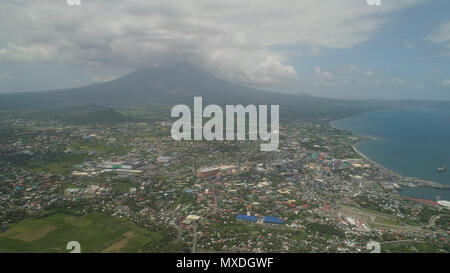Vue aérienne ville Legazpi en arrière-plan du volcan Mayon. Paysage Tropical ville près de volcano sur mer, Philippines, Luzon. Banque D'Images