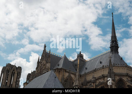 Photo couleur de la façade arrière de la cathédrale de Reims en France. Goules, sculptures, et des arches en pierre. Vitrail. Cathédrale des Rois de France Banque D'Images