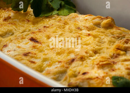 Cannelloni aux épinards et ricotta sauce béchamel cuit dans dans une casserole Banque D'Images