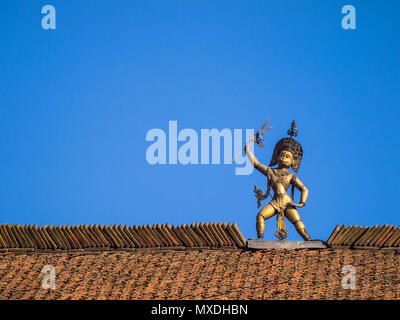 Une statue de la divinité hindoue au sommet de l'Hanuman Hanuman Dhoka, un ancien palais royal de Durbar Square, Patan, près de Katmandou, Népal Banque D'Images