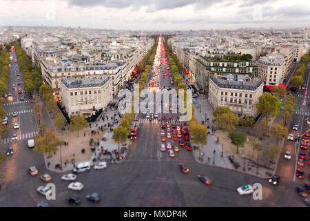 Champs-Elysées vus de l'Arc de Triomphe Banque D'Images