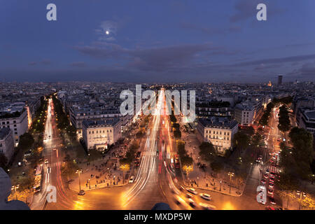Champs-Elysées vus de l'Arc de Triomphe Banque D'Images