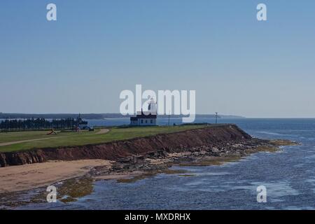 Le phare de Wood Islands (1876) sur la rive sud-est de l'Île du Prince Édouard, Canada, vu depuis le ferry à Pictou, en Nouvelle-Écosse. Banque D'Images