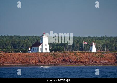 Le phare de Wood Islands (1876) sur la rive sud-est de l'Île du Prince Édouard, Canada, vu depuis le ferry à Pictou, en Nouvelle-Écosse. Banque D'Images