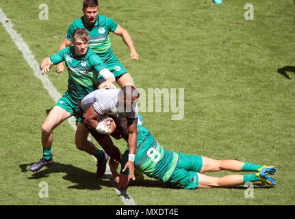 Le Vakurunabili Josua est abordé par l'Irlande pendant deux jours Hugo Keenan de l'ensemble HSBC London Sevens au stade de Twickenham, Londres. Banque D'Images