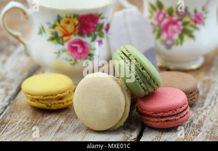 Pile de macarons croquants colorés sur la surface en bois Banque D'Images