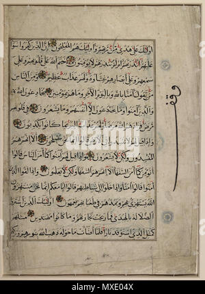 . Anglais : les versets 5 à 17 du deuxième chapitre du Coran intitulé vache (la vache). Le texte est écrit dans l'écriture cursive appelé naskh, et chaque verset est séparée par un marqueur ayah, composé d'une rosace à six pétales d'or avec des points rouges et bleus sur son périmètre. À la fois le script et l'allumage sont typiques de Qur'ans produites dans l'Egypte mamelouke au cours de la 14e et 15e siècles. Signalisation marqueurs récitation où ne pas arrêter la récitation ('la' ou 'pas de l'arrêt") sont marqués en rouge au-dessus du premier verset deux marqueurs. 14e-15e siècles. Calligraphe inconnu 439 - script Naskh Qur' Banque D'Images