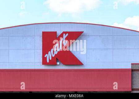 Colombie-britannique, PA, USA - 25 mai 2018 : K-Mart signe à l'un de ses établissement de vente au détail. Kmart est troisième plus grande chaîne américaine de grands magasins d'escompte. Banque D'Images