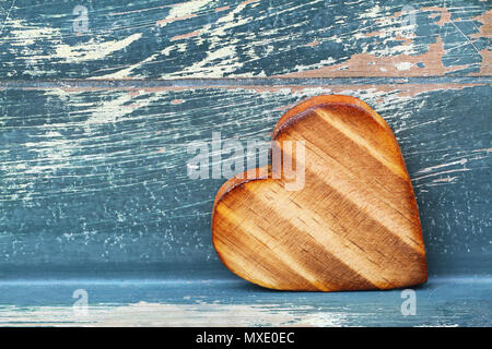 Coeur en bois avec surface en bois rustique sur copy space Banque D'Images