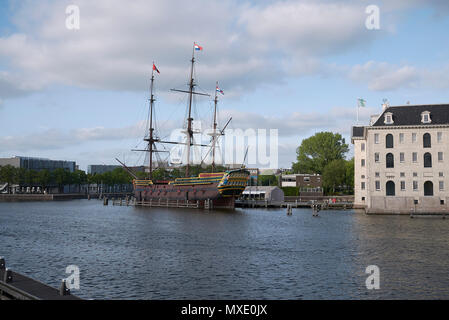 Amsterdam, Pays-Bas - 17 mai 2018 : avis de Het Scheepvaartmuseum (Maritime Museum) et de COV-schip de Amsterdam Banque D'Images