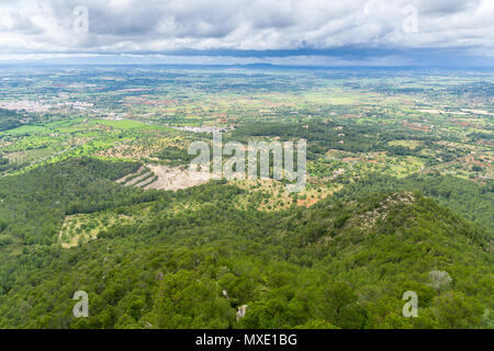 Mallorca, vue aérienne sur green natural spanish champs et forêt au-dessus de paysage Banque D'Images