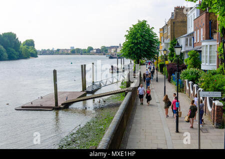 Les gens marchent le long du bas du Mall, un chemin Riverside, le long de la rivière Thames à Hammersmith en Lndon, UK Banque D'Images