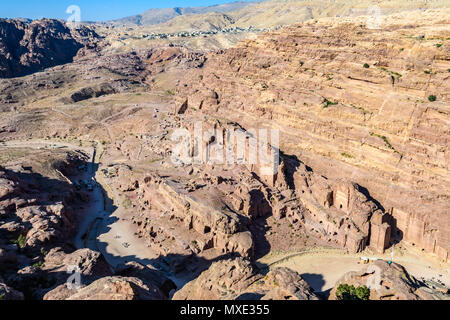 Vue aérienne de l'Tombes royales dans la cité perdue de Petra, Jordanie Banque D'Images