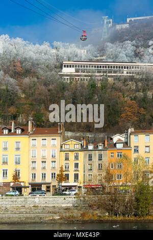 Vue aérienne de Grenoble avec des Alpes françaises et du téléphérique, France Banque D'Images