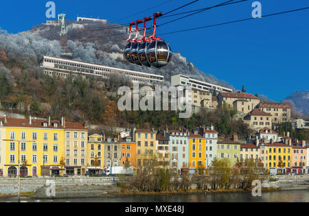 Image de vue aérienne de Grenoble avec des Alpes françaises et du téléphérique, France Banque D'Images