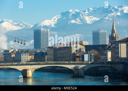 Vue aérienne de téléphérique de Grenoble avec Alpes et le pont, France Banque D'Images