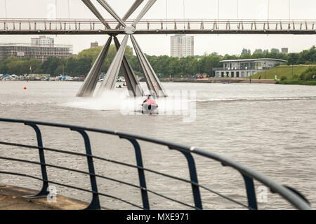 Un homme sur un jet-ski sur la Rivière Tees près du pont de l'infini dans Stockton on Tees,Angleterre,UK