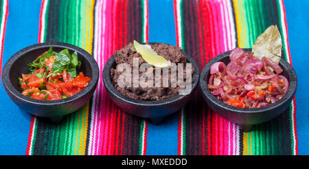 Les salsas mexicaines colorées sur un tapis de table Banque D'Images