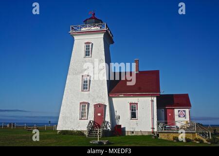 L'Île du Prince Édouard, Canada : le phare de Wood Islands (1876), sur le détroit de Northumberland, est un édifice fédéral du patrimoine désigné du Canada. Banque D'Images