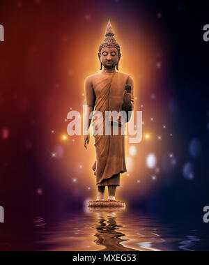 Statue de Bouddha sur fond d'or de l'eau couleur bleu violet Banque D'Images