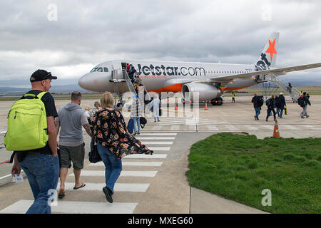 Launceston, Australie : Avril 01, 2018 : Les passagers à bord d'un vol Jetstar à l'aéroport de Tullamarine. Jetstar est compagnie aérienne à bas prix administré par Qantas. Banque D'Images