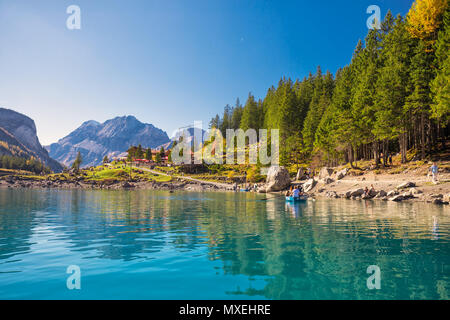 L'OESCHINENSEE, SUISSE - Octobre 2017 tourquise Oeschinnensee - incroyable avec des chutes d'eau, chalet en bois et des Alpes suisses, Berner Oberland, Suisse Banque D'Images