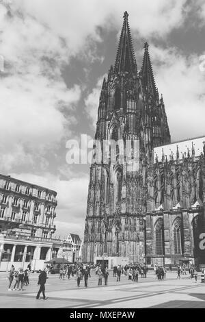 La cathédrale de Cologne, l'Allemagne est l'un des bâtiments les plus impressionnants dans le monde. La place devant le "Dom" est appelé "Domplatte". Banque D'Images