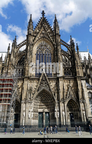 Le portail sud de la cathédrale gothique de Cologne, en Allemagne, avec ses trois entrées. Les touristes sont à l'avant à ce célèbre UNESCO World Heritage. Banque D'Images