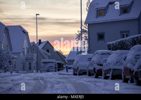 La Norvège Stavanger voitures couvertes de neige lever du soleil Banque D'Images