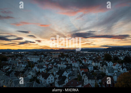 Lever du soleil ciel coloré sur Stavanger Norvège Banque D'Images