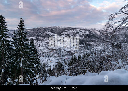 Paysage d'hiver en Norvège montagnes arbres Banque D'Images