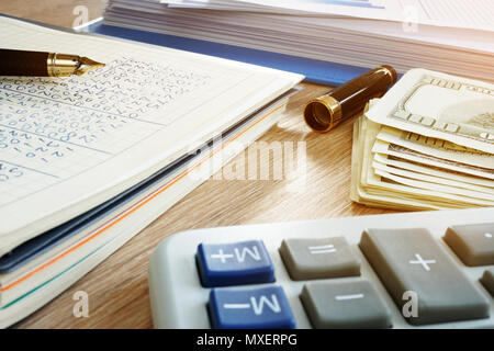Les documents de comptabilité, calculatrice et de l'argent dans le bureau. Banque D'Images