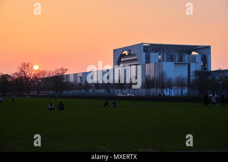 Berlin, Allemagne - 14 Avril 2018 : vue latérale du bâtiment de la chancellerie fédérale avec les gens sur la pelouse dans la soirée Banque D'Images